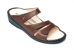 Finn Comfort Victoria Sandal in Coffee Palmer